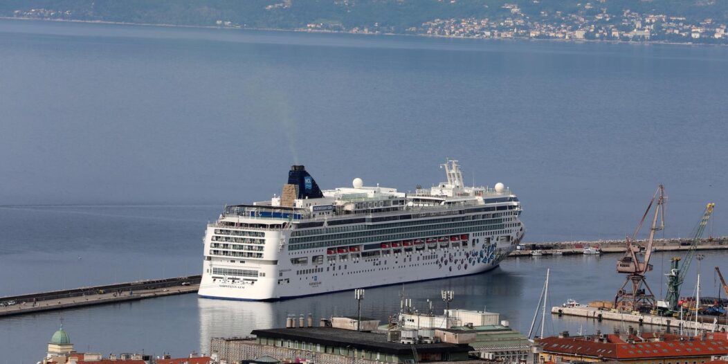 Prvi ovosezonski kruzer Norwegian Gem uplovio u riječku luku pun turista Prvi ovosezonski kruzer Norwegian Gem uplovio u riječku luku pun turista