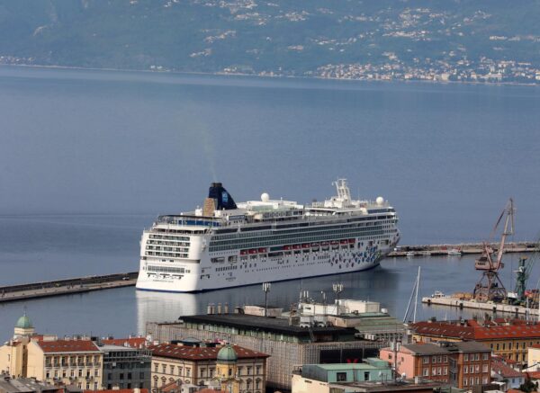 Prvi ovosezonski kruzer Norwegian Gem uplovio u riječku luku pun turista