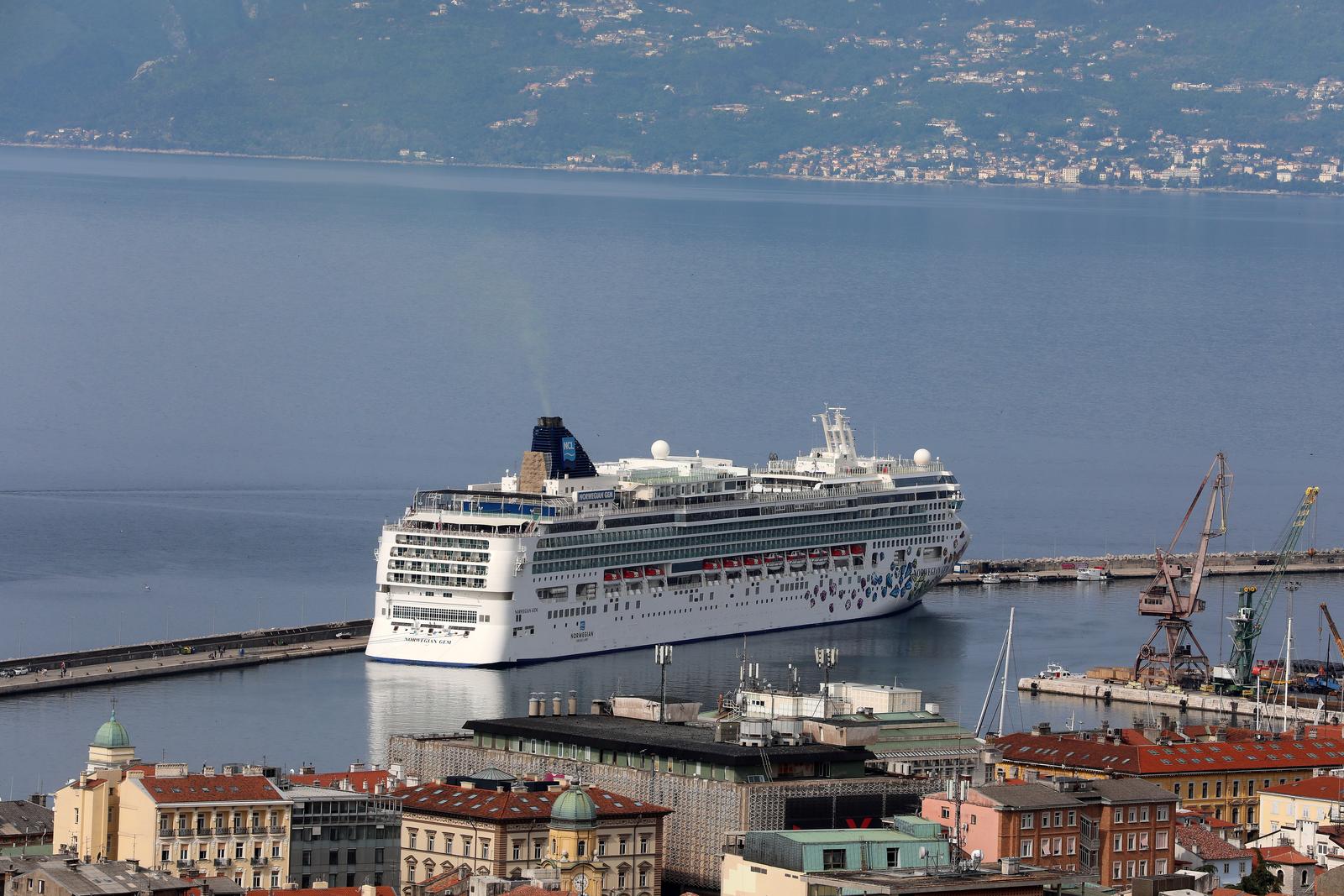 Prvi ovosezonski kruzer Norwegian Gem uplovio u riječku luku pun turista Prvi ovosezonski kruzer Norwegian Gem uplovio u riječku luku pun turista