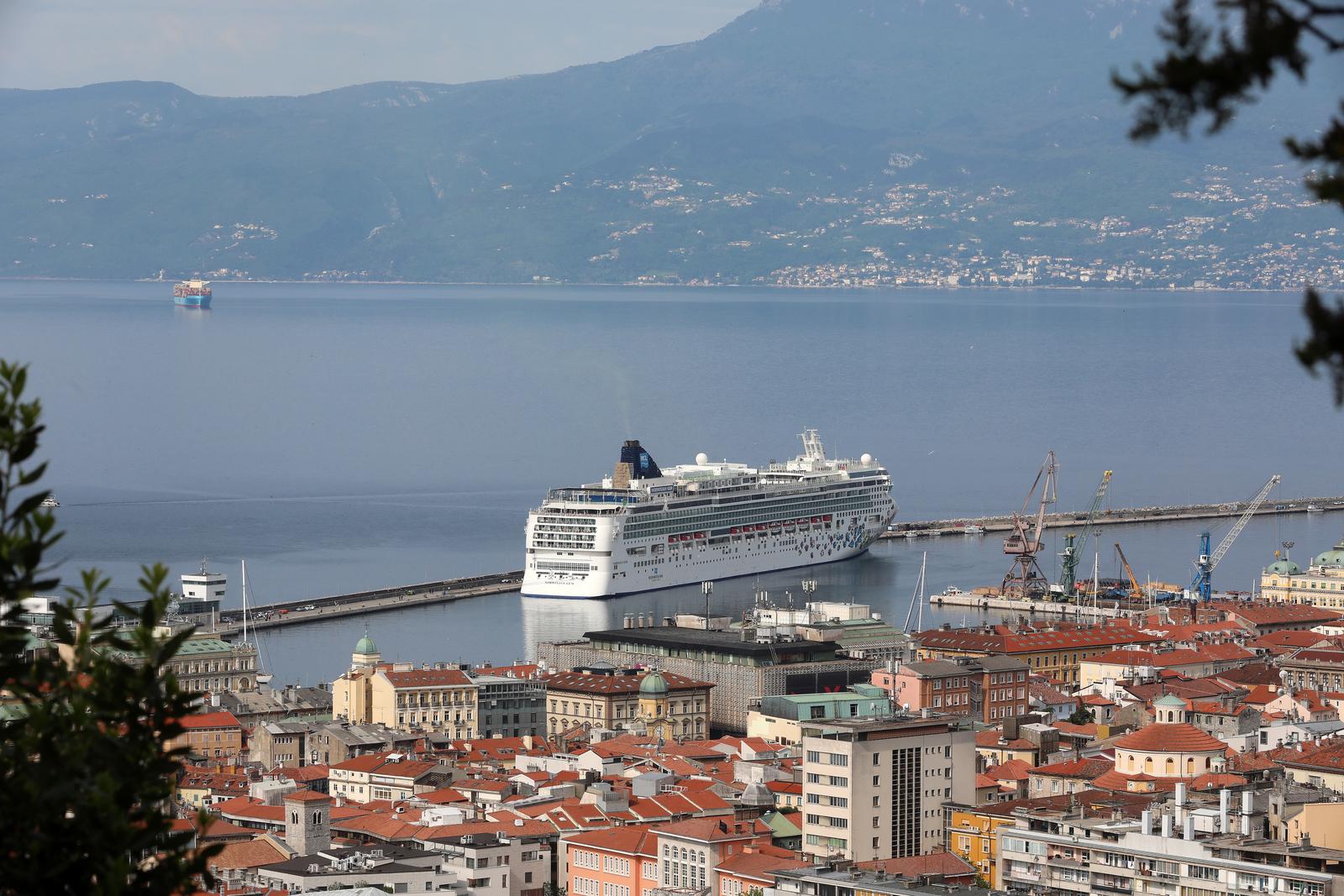 Prvi ovosezonski kruzer Norwegian Gem uplovio u riječku luku pun turista Prvi ovosezonski kruzer Norwegian Gem uplovio u riječku luku pun turista