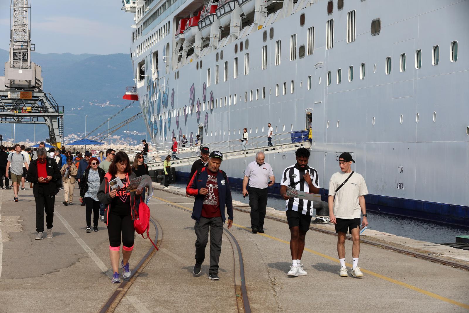 Prvi ovosezonski kruzer Norwegian Gem uplovio u riječku luku pun turista Prvi ovosezonski kruzer Norwegian Gem uplovio u riječku luku pun turista