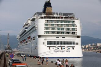 Prvi ovosezonski kruzer Norwegian Gem uplovio u riječku luku pun turista Prvi ovosezonski kruzer Norwegian Gem uplovio u riječku luku pun turista