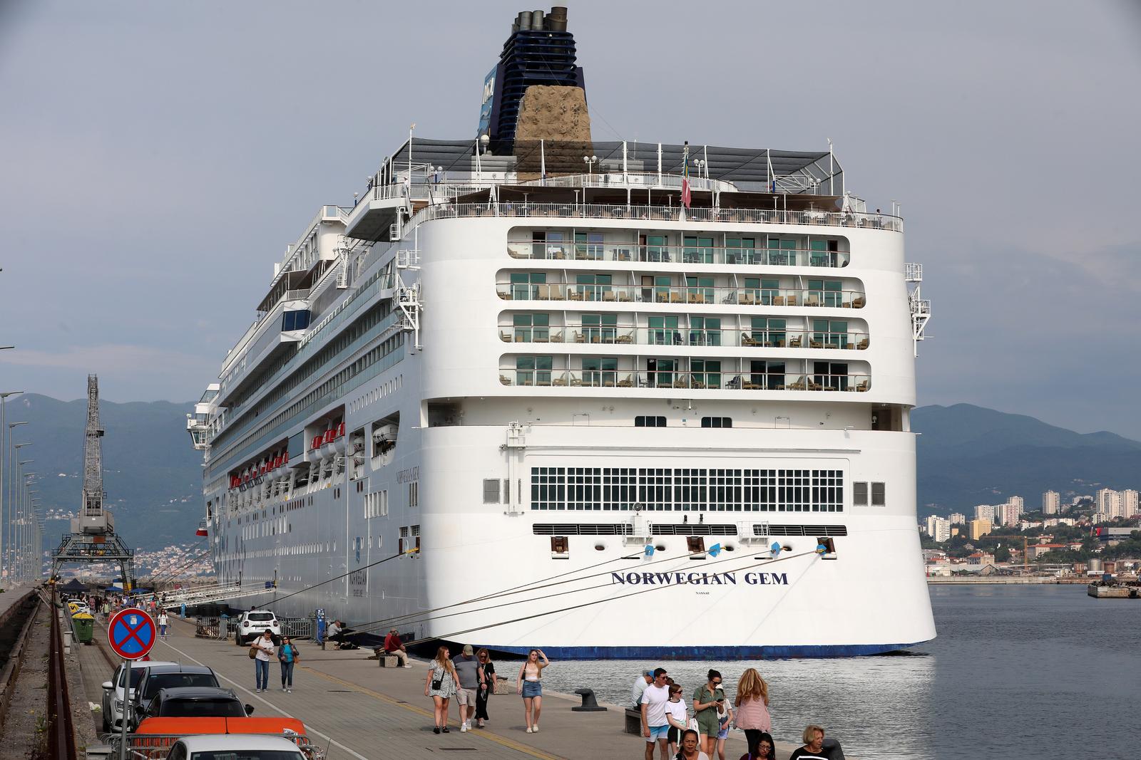 Prvi ovosezonski kruzer Norwegian Gem uplovio u riječku luku pun turista Prvi ovosezonski kruzer Norwegian Gem uplovio u riječku luku pun turista