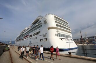 Prvi ovosezonski kruzer Norwegian Gem uplovio u riječku luku pun turista Prvi ovosezonski kruzer Norwegian Gem uplovio u riječku luku pun turista