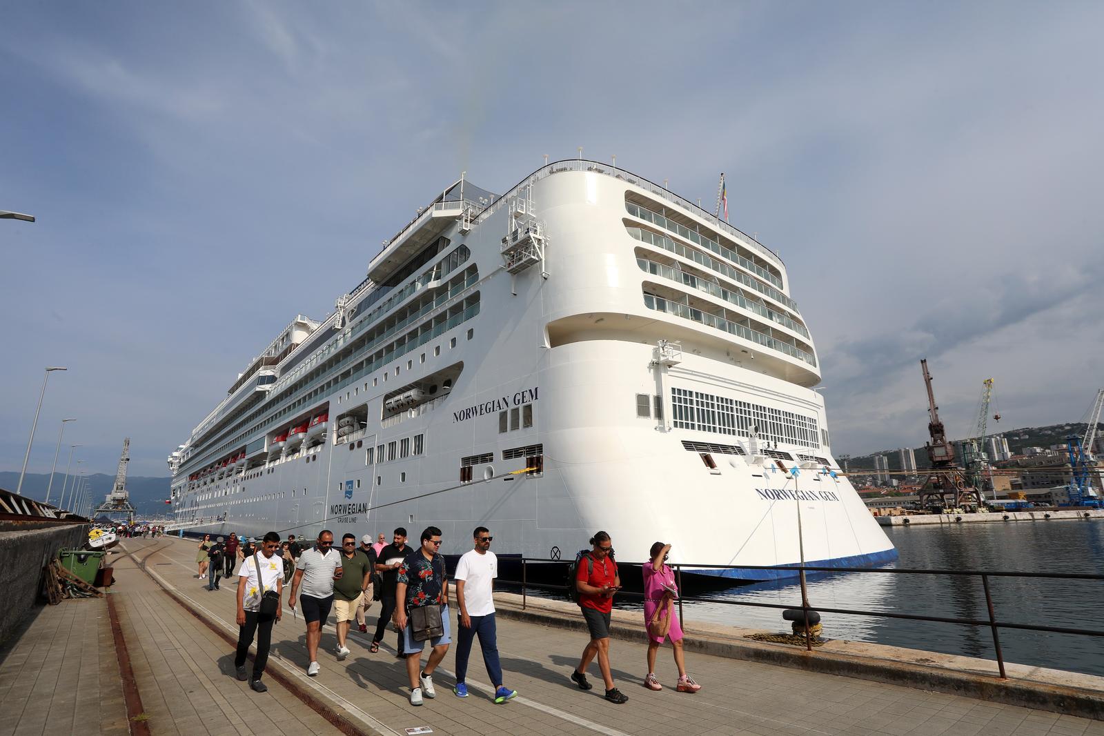 Prvi ovosezonski kruzer Norwegian Gem uplovio u riječku luku pun turista Prvi ovosezonski kruzer Norwegian Gem uplovio u riječku luku pun turista
