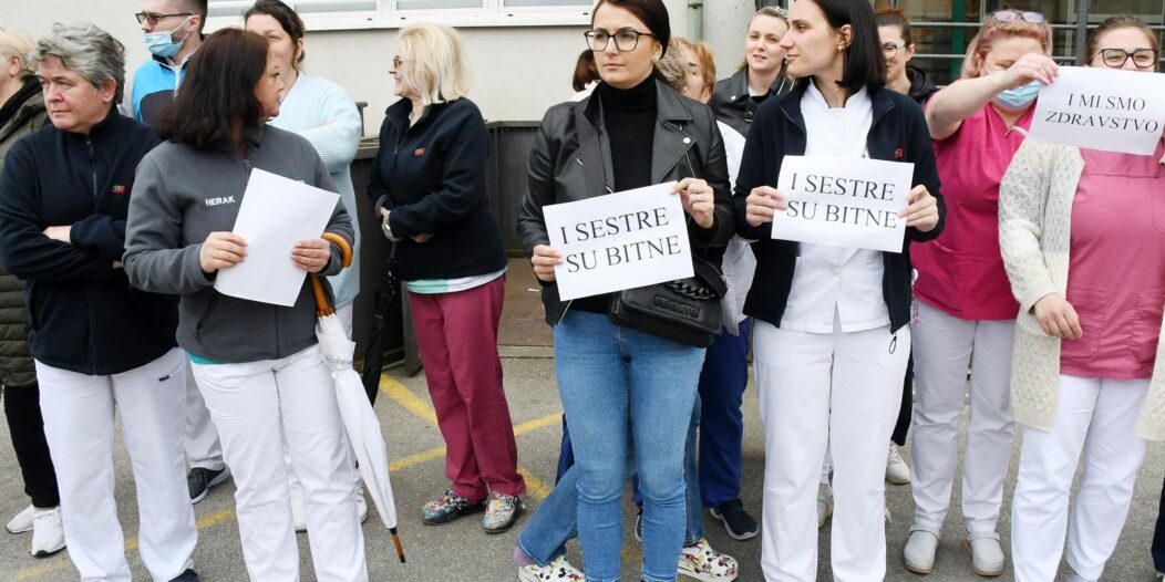 Sisak: Prosvjed medicinskih sestara i tehničara ispred Opće bolnice Sisak Sisak: Prosvjed medicinskih sestara i tehničara ispred Opće bolnice Sisak