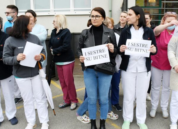 Sisak: Prosvjed medicinskih sestara i tehničara ispred Opće bolnice Sisak