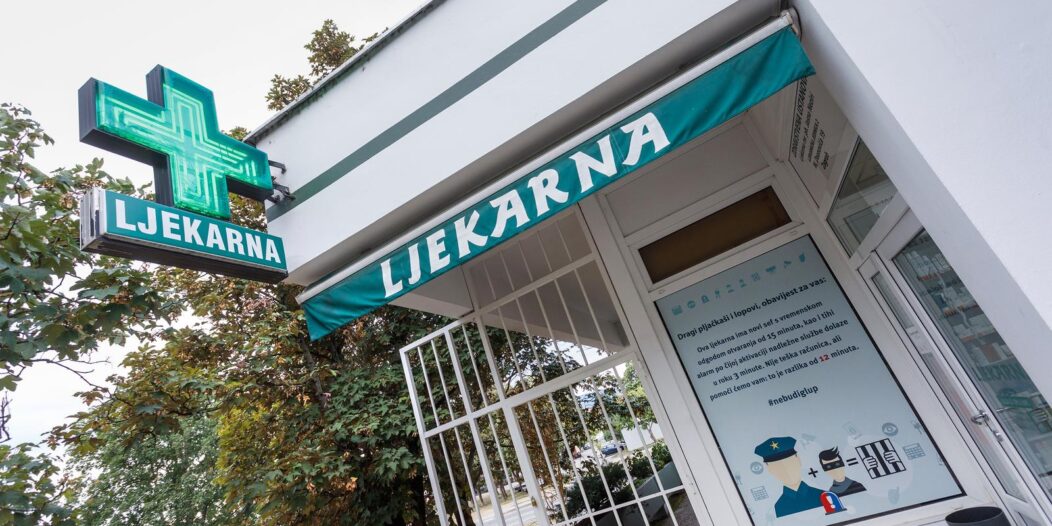 Zagreb: Na ljekarni postavljena poruka za razbojnike Zagreb: Na ljekarni postavljena poruka za razbojnike
