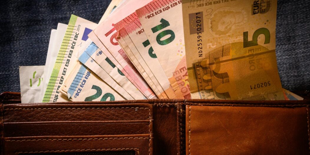 Euro – nova službena valuta u Republici Hrvatskoj Euro – nova službena valuta u Republici Hrvatskoj