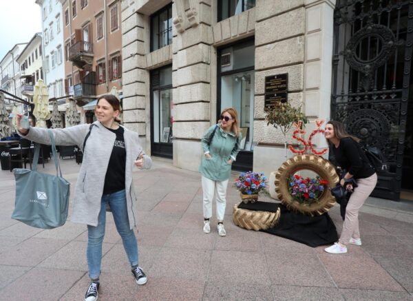 Rijeka: Instalacija u znak podrške nastupu grupe Let 3 na Euroviziji