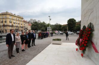 Rijeka: Polaganjem vijenaca na Spomenik oslobođenja na Delti obilježen Dan pobjede nad fašizmom Rijeka: Polaganjem vijenaca na Spomenik oslobođenja na Delti obilježen Dan pobjede nad fašizmom