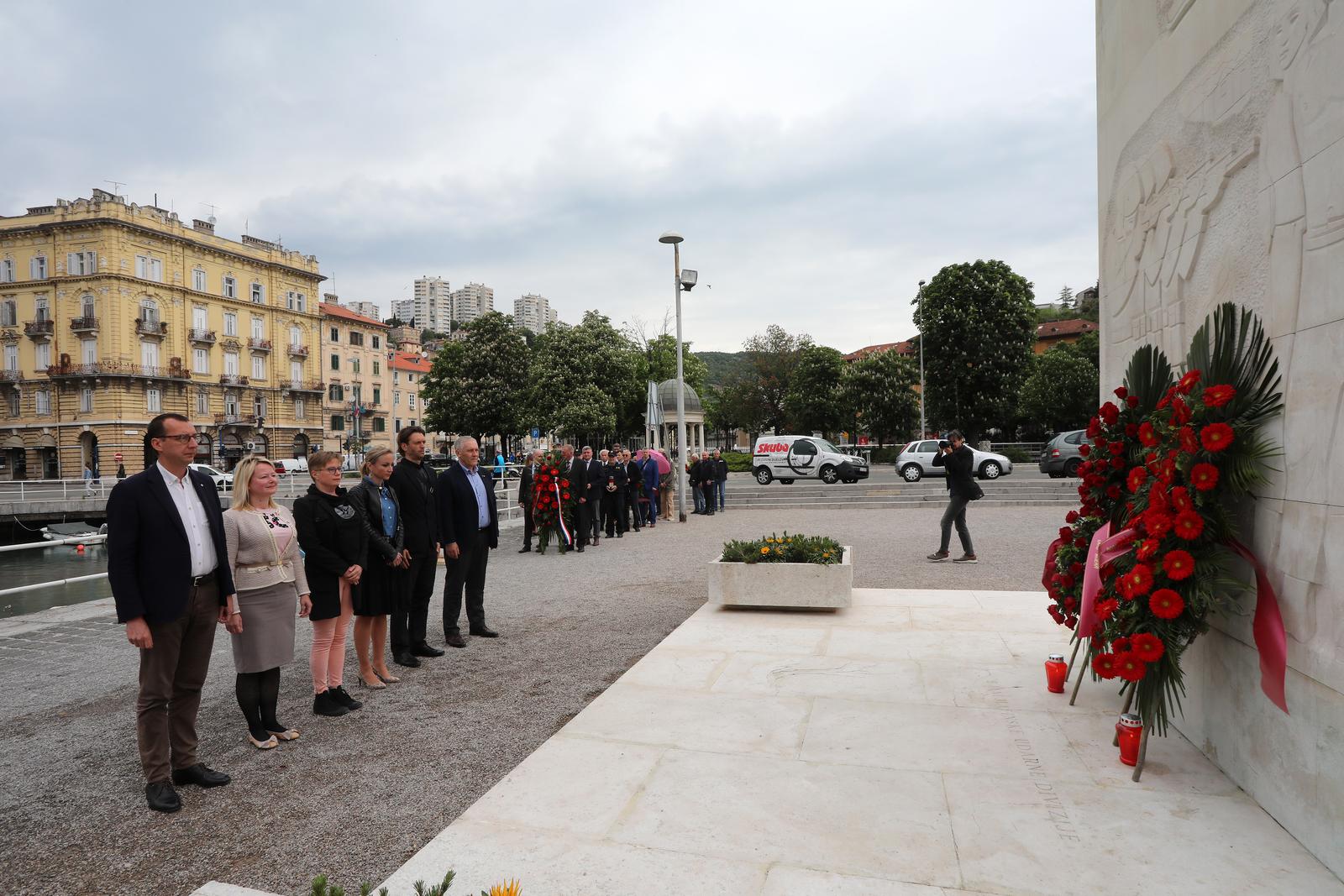 Rijeka: Polaganjem vijenaca na Spomenik oslobođenja na Delti obilježen Dan pobjede nad fašizmom Rijeka: Polaganjem vijenaca na Spomenik oslobođenja na Delti obilježen Dan pobjede nad fašizmom