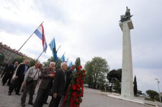 Rijeka: Polaganjem vijenaca na Spomenik oslobođenja na Delti obilježen Dan pobjede nad fašizmom Rijeka: Polaganjem vijenaca na Spomenik oslobođenja na Delti obilježen Dan pobjede nad fašizmom