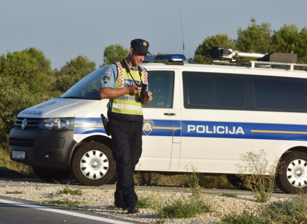 Vodice: U slijetanju vozila na cesti Šibenik-Vodice jedna osoba ozlijeđena