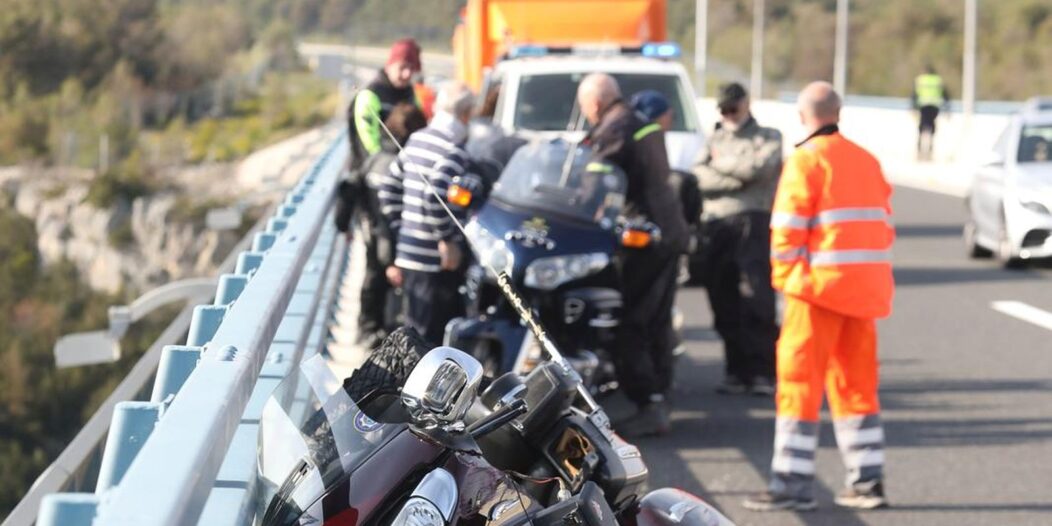 Mukarac i ena tee ozlije?eni prilikom pada s motora na autocesti iznad Skradina Mukarac i ena tee ozlije?eni prilikom pada s motora na autocesti iznad Skradina