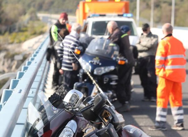 Mukarac i ena tee ozlije?eni prilikom pada s motora na autocesti iznad Skradina