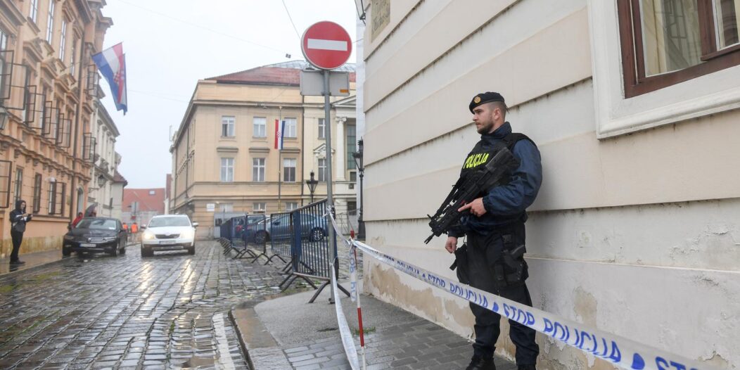Zagreb: Interventna policija ispred zgrade Vlade zbog prijetnji Plenkoviću i drugim članovima Vlade Zagreb: Interventna policija ispred zgrade Vlade zbog prijetnji Plenkoviću i drugim članovima Vlade