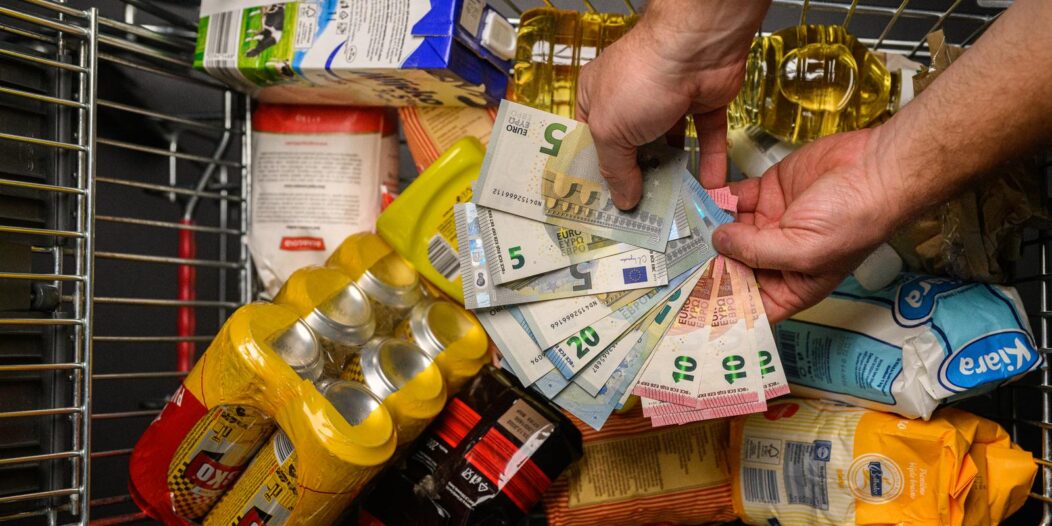 Uvođenje eura dovelo je do poskupljenja što su mnogi poslovni subjekti iskoristili Uvođenje eura dovelo je do poskupljenja što su mnogi poslovni subjekti iskoristili