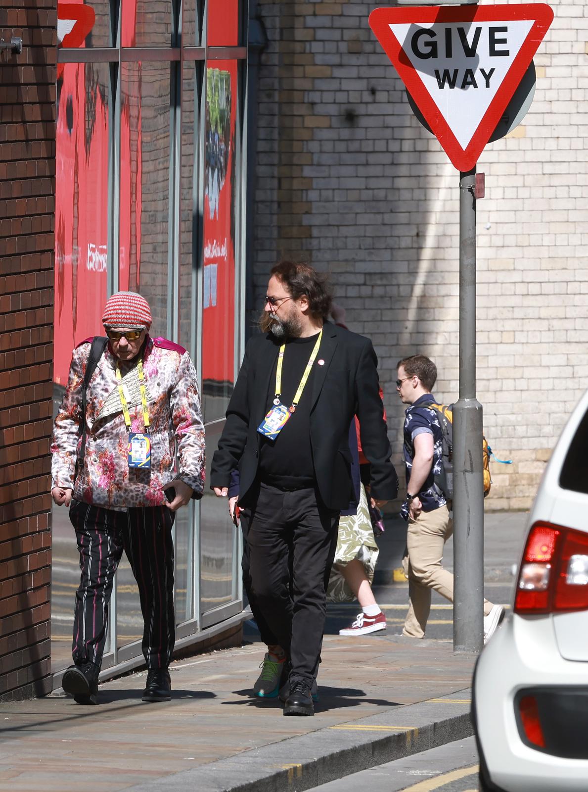 Liverpool: Odlazak benda Let 3 iz Novotel hotela u Bank Arenu na finalnu probu i nastup