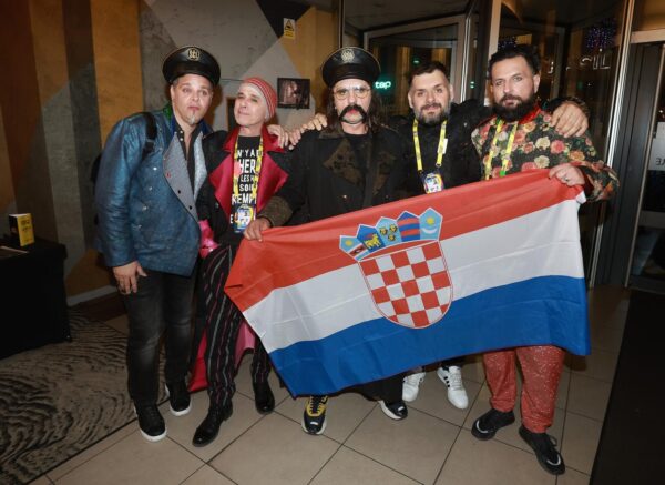 Liverpool: Povratak grupe Let 3 u hotel, dočekale ih supruge i prijatelji