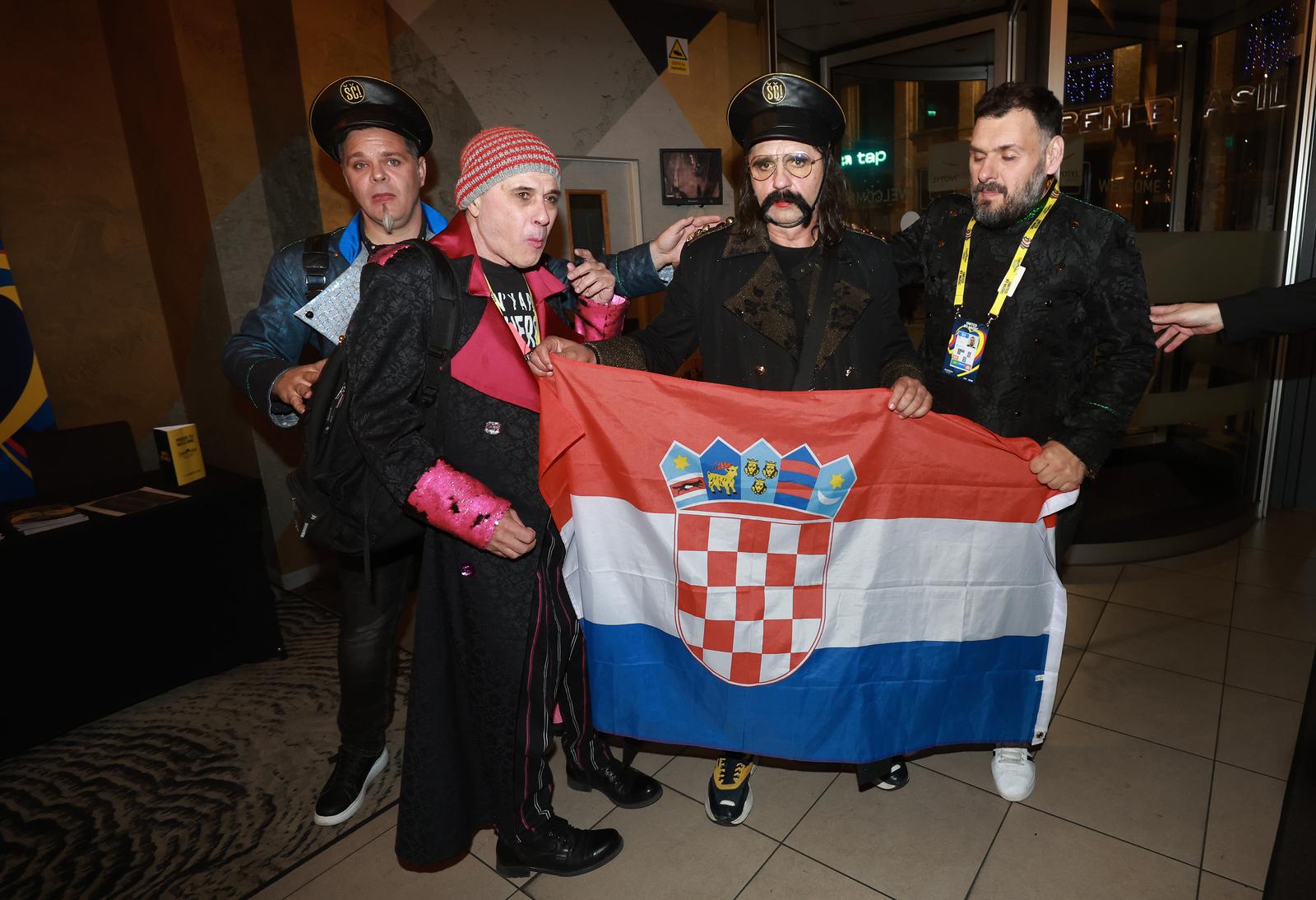 Liverpool: Povratak grupe Let 3 u hotel, dočekale ih supruge i prijatelji