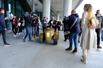 Let 3 na zlatnom traktoru stigli u Zagreb Let 3 na zlatnom traktoru stigli u Zagreb