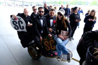 Let 3 na zlatnom traktoru stigli u Zagreb Let 3 na zlatnom traktoru stigli u Zagreb
