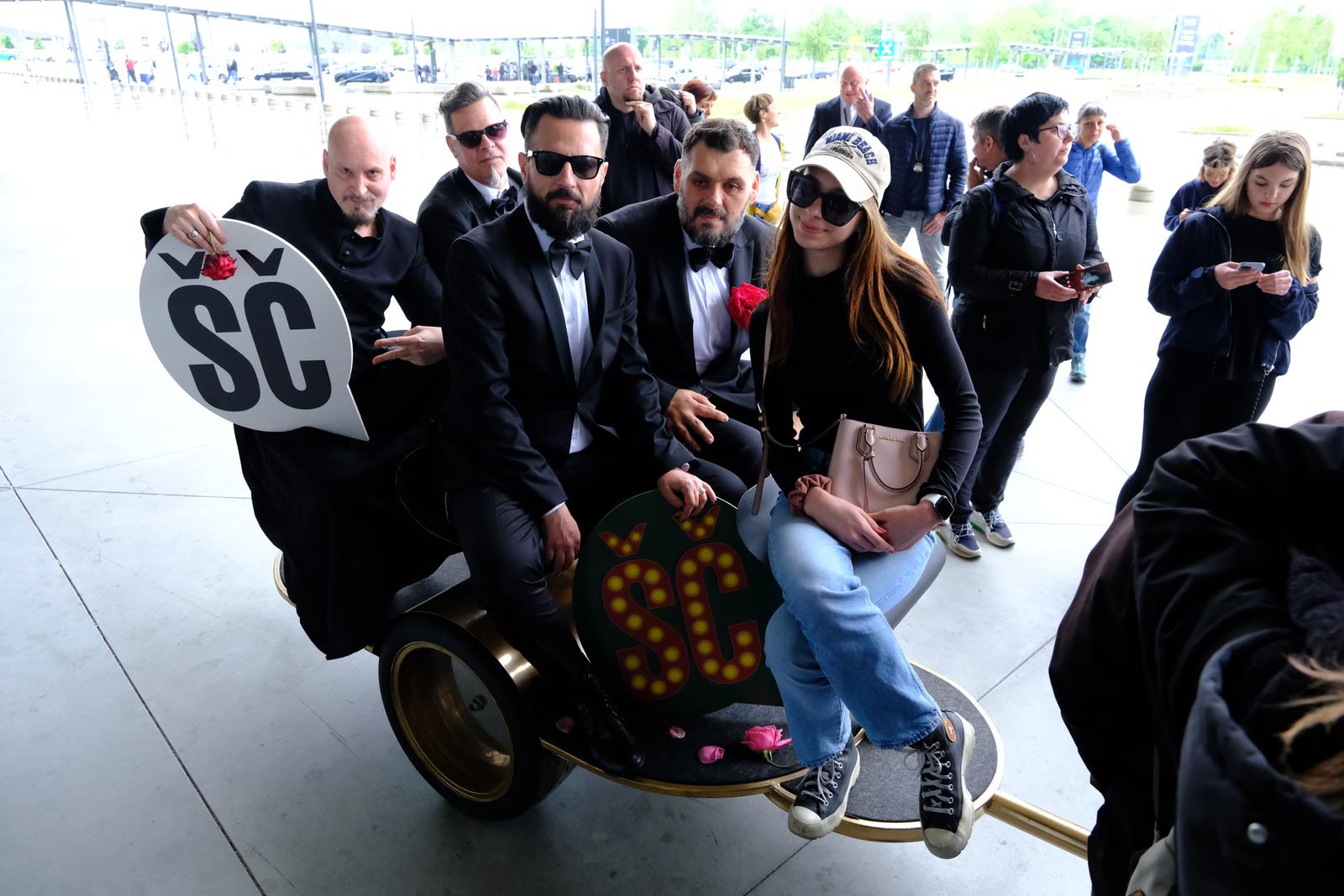 Let 3 na zlatnom traktoru stigli u Zagreb Let 3 na zlatnom traktoru stigli u Zagreb