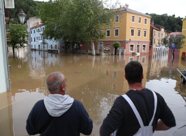 Vodostaj Zrmanje i dalje raste, Obrovac poplavljen, proglaeno izvanredno stanje