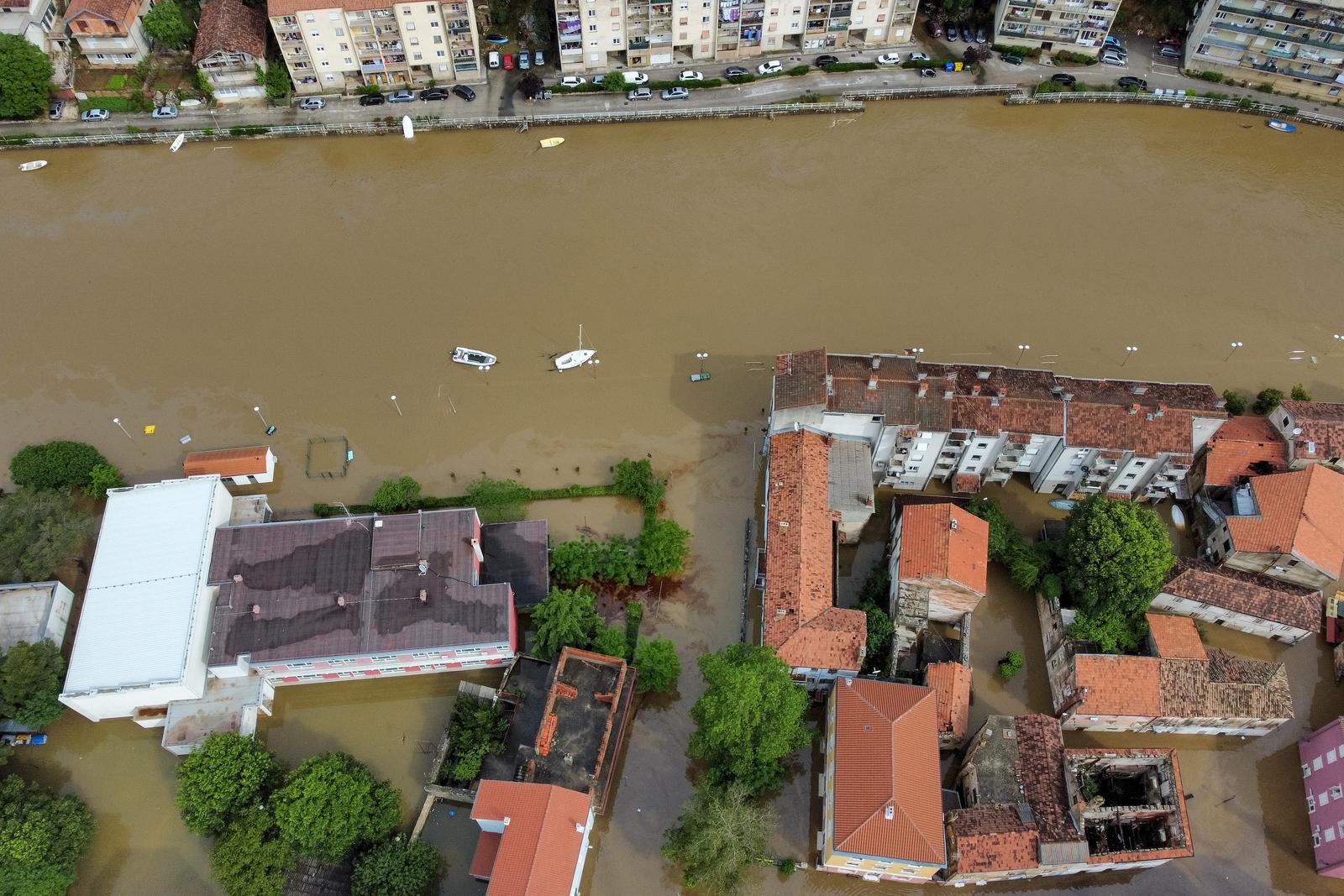 Pogled iz zraka na poplavljeni Obrovac Pogled iz zraka na poplavljeni Obrovac