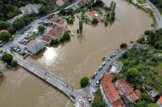 Pogled iz zraka na poplavljeni Obrovac Pogled iz zraka na poplavljeni Obrovac