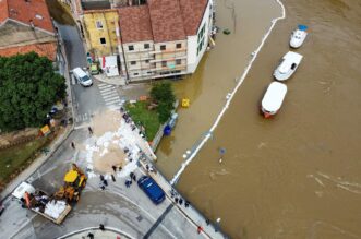 Pogled iz zraka na poplavljeni Obrovac Pogled iz zraka na poplavljeni Obrovac