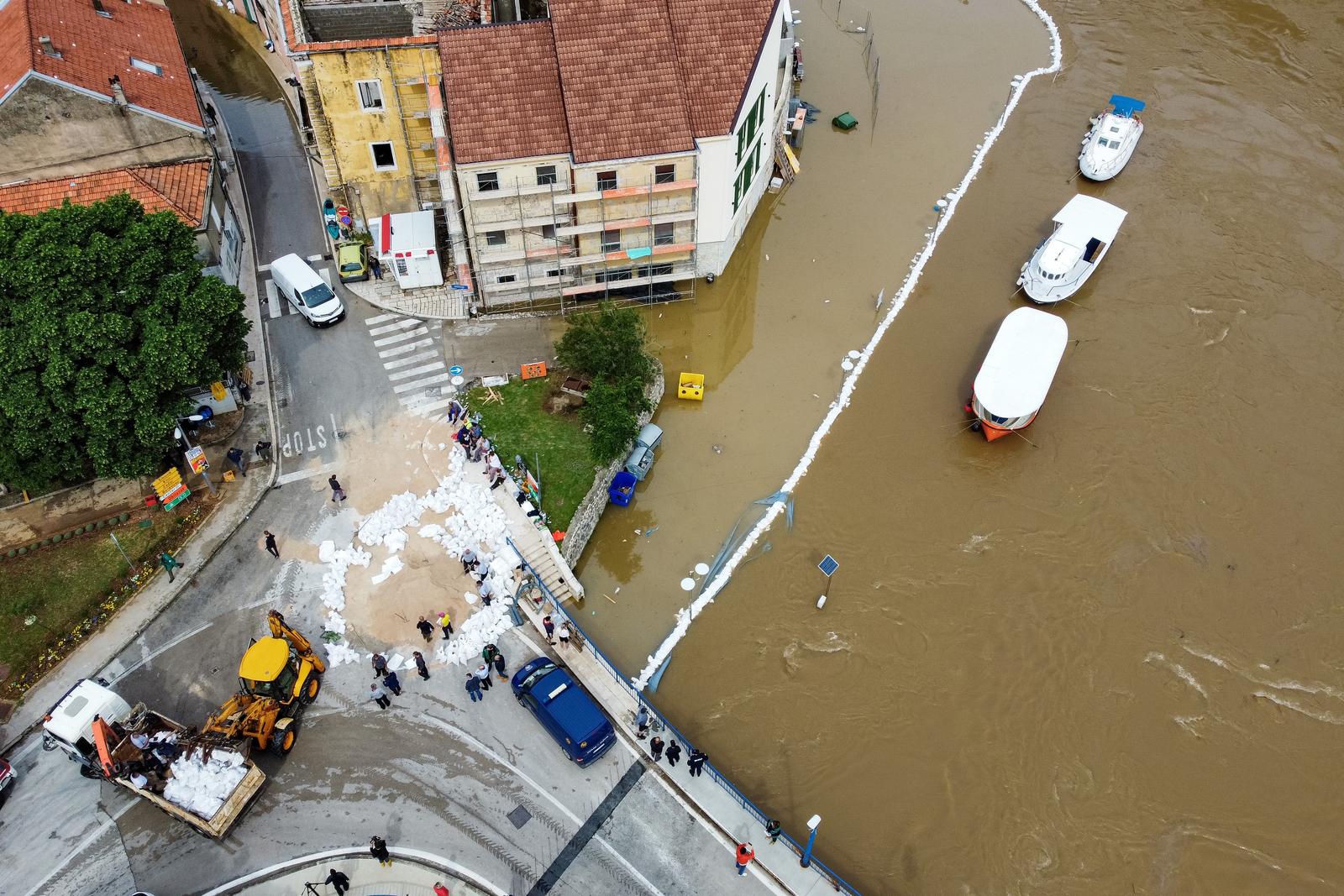 Pogled iz zraka na poplavljeni Obrovac Pogled iz zraka na poplavljeni Obrovac