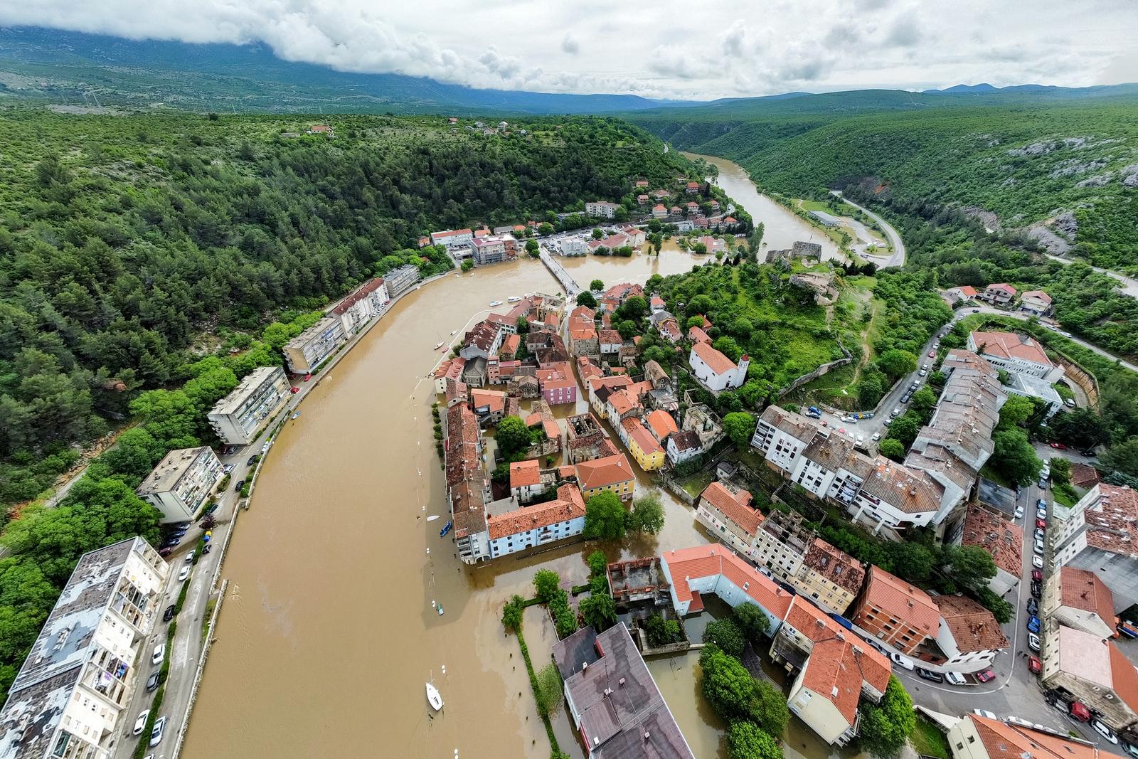 Pogled iz zraka na poplavljeni Obrovac Pogled iz zraka na poplavljeni Obrovac