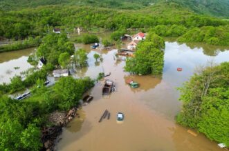 Pogled iz zraka na poplavljeni Gračac Pogled iz zraka na poplavljeni Gračac