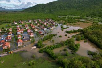 Pogled iz zraka na poplavljeni Gračac Pogled iz zraka na poplavljeni Gračac