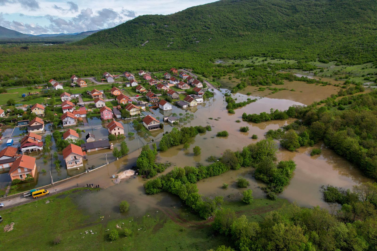 Pogled iz zraka na poplavljeni Gračac Pogled iz zraka na poplavljeni Gračac