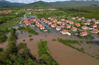 Pogled iz zraka na poplavljeni Gračac Pogled iz zraka na poplavljeni Gračac