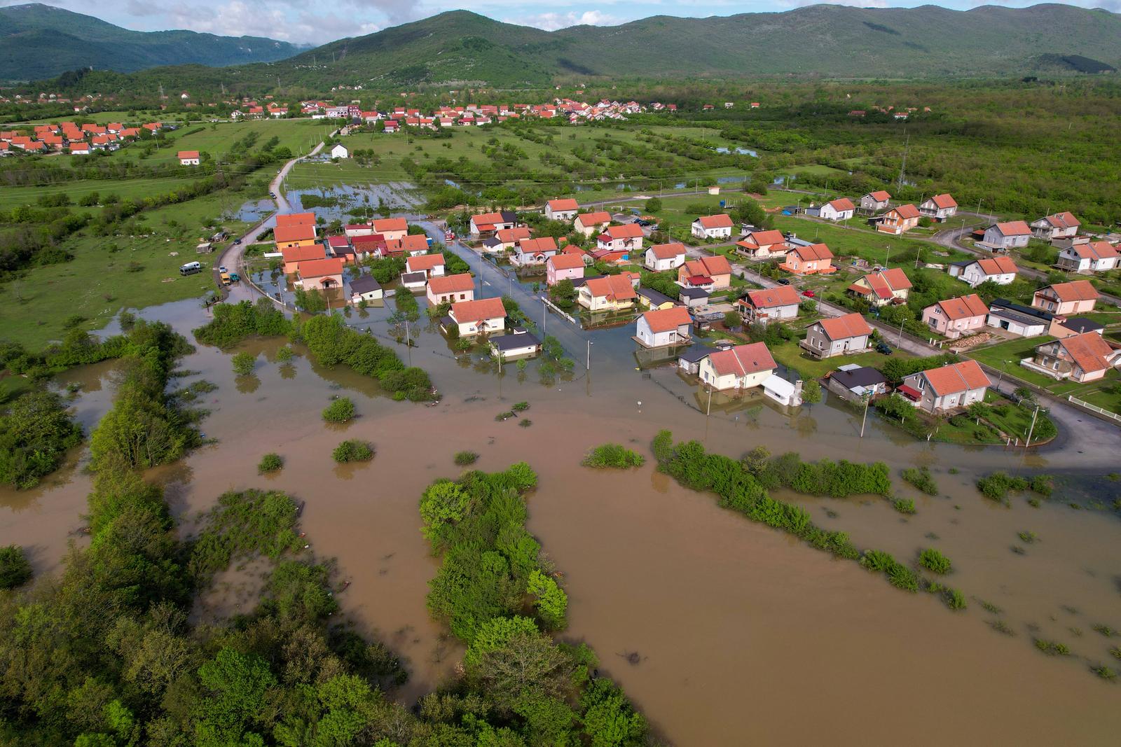 Pogled iz zraka na poplavljeni Gračac Pogled iz zraka na poplavljeni Gračac