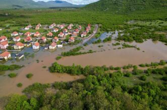 Pogled iz zraka na poplavljeni Gračac Pogled iz zraka na poplavljeni Gračac