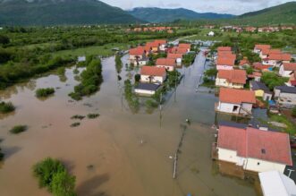 Pogled iz zraka na poplavljeni Gračac Pogled iz zraka na poplavljeni Gračac