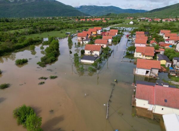 Pogled iz zraka na poplavljeni Gračac