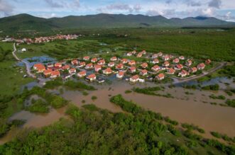 Pogled iz zraka na poplavljeni Gračac Pogled iz zraka na poplavljeni Gračac