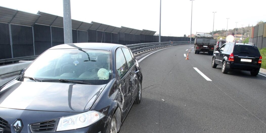 Rijeka: Vozio krivim smjerom pa udario u vozilo ophodnje Hrvatskih cesta Rijeka: Vozio krivim smjerom pa udario u vozilo ophodnje Hrvatskih cesta