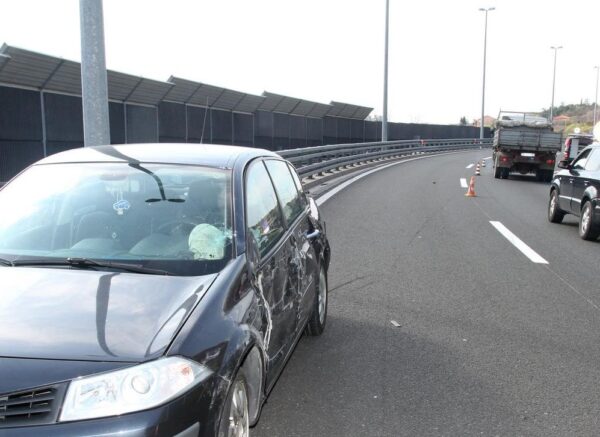 Rijeka: Vozio krivim smjerom pa udario u vozilo ophodnje Hrvatskih cesta
