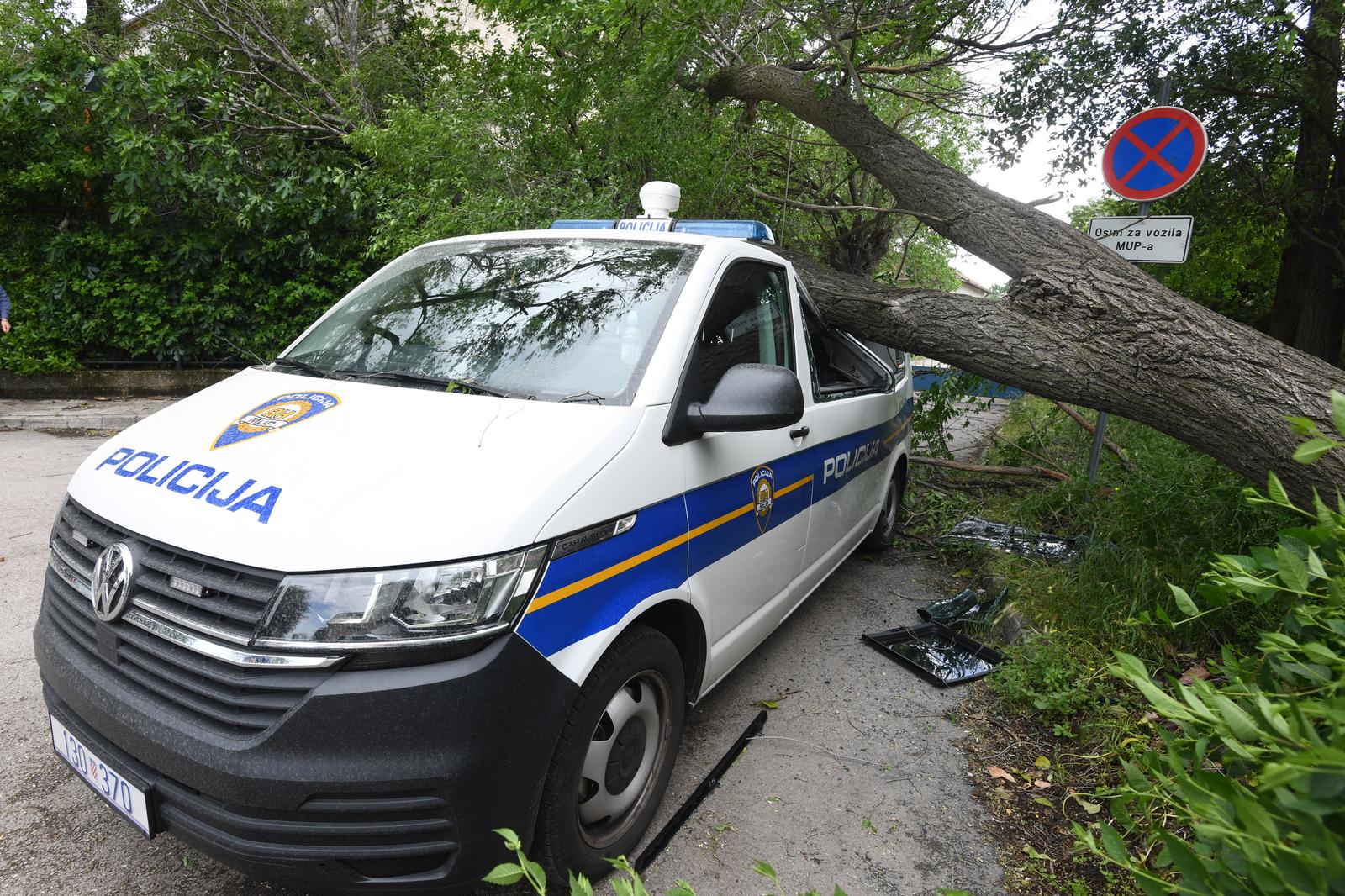 ibenik: Jak vjetar sruio veliko drvo i razbio policijski kombi