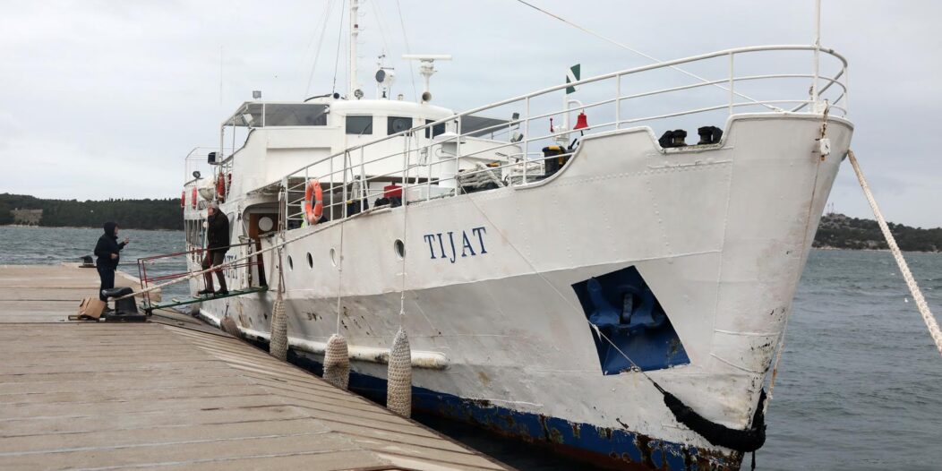 Šibenik: Ukrcavanje u trajekt Tijat Šibenik: Ukrcavanje u trajekt Tijat