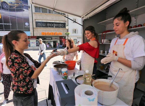 Rijeka: Maturanti u sklopu humanitarne akcije peku pala?inke na Korzu