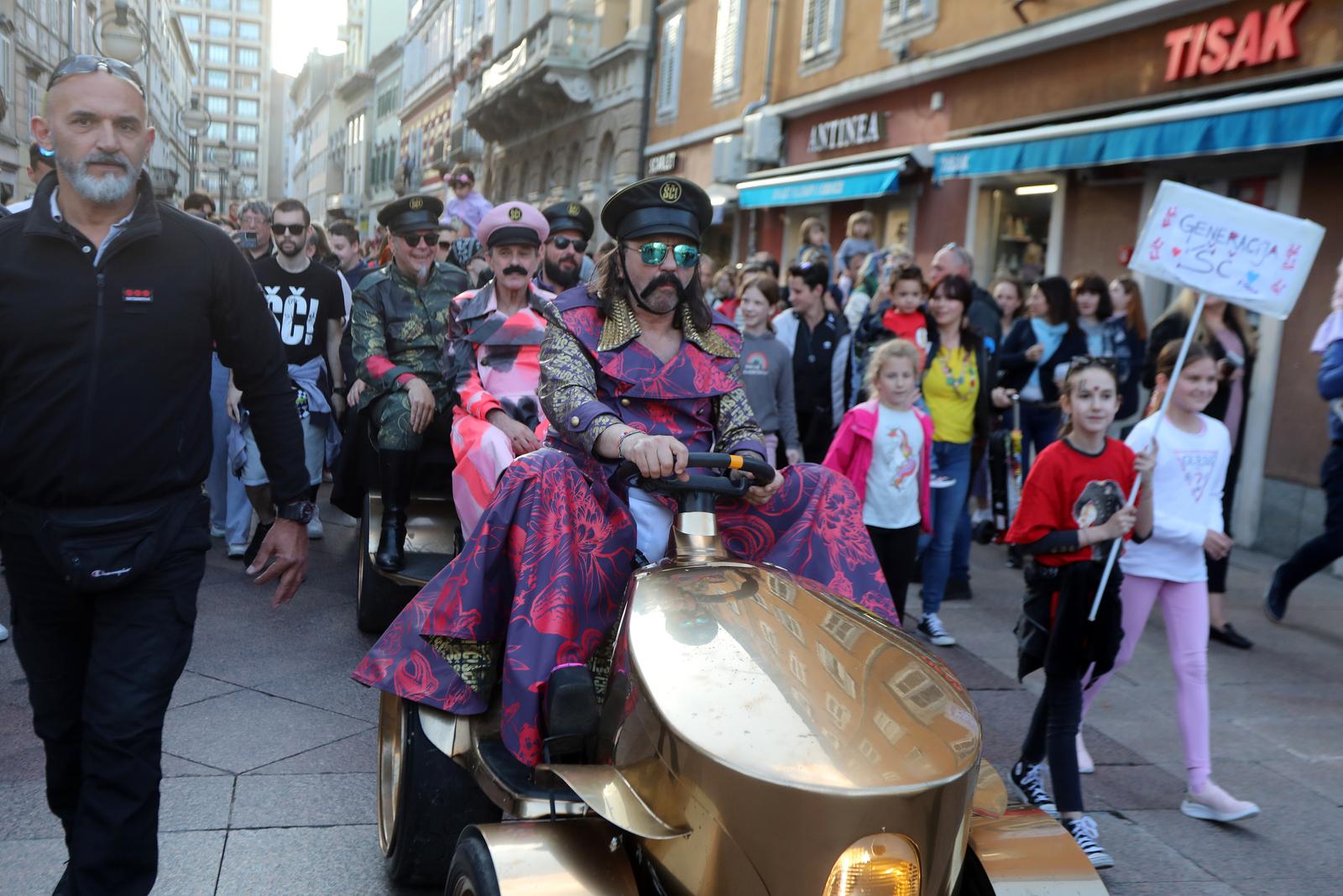 Rijeka: Let 3 na Korzo dovezao se na zlatkom traktoru Rijeka: Let 3 na Korzo dovezao se na zlatkom traktoru