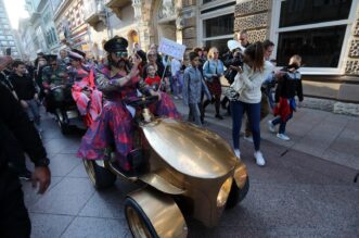 Rijeka: Let 3 na Korzo dovezao se na zlatkom traktoru Rijeka: Let 3 na Korzo dovezao se na zlatkom traktoru